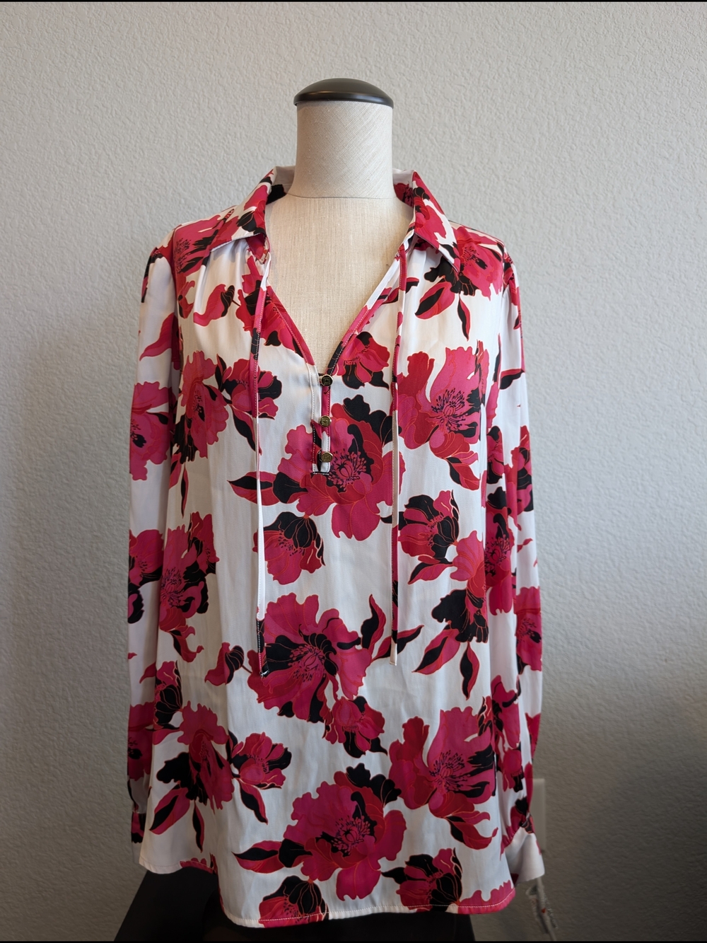 Liz Clairborne Sz L White Blouse with Bold Pink & Black Floral Print